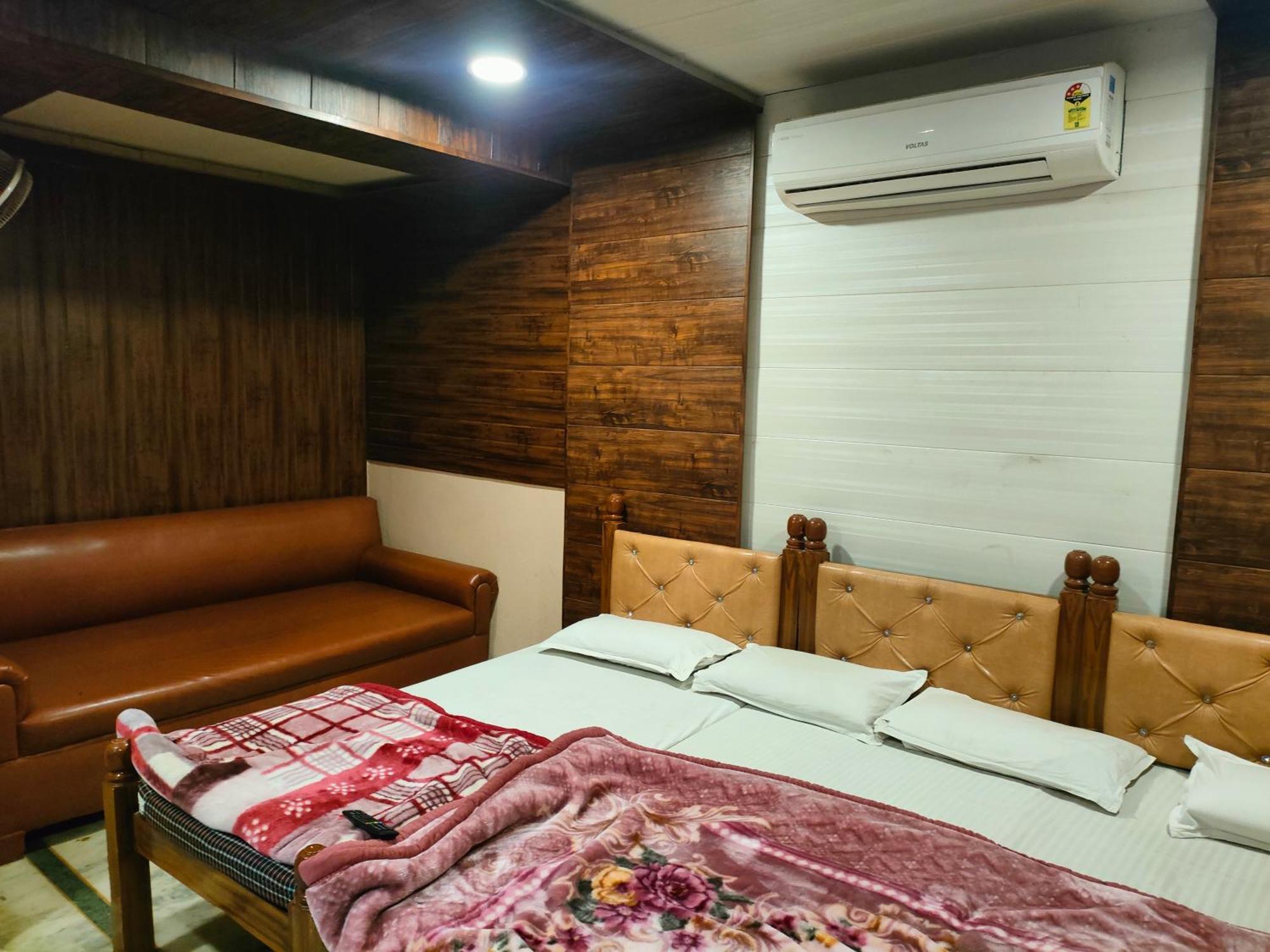 Sgh Guest House Mathura Eksteriør billede
