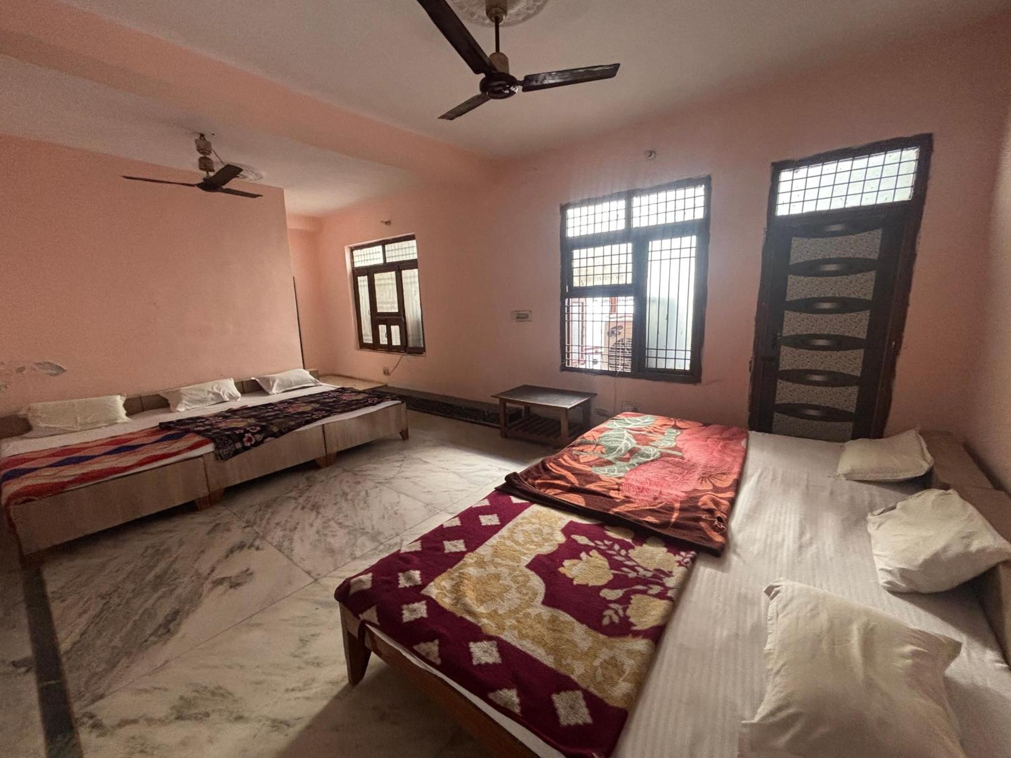 Sgh Guest House Mathura Eksteriør billede